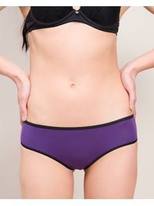 Дамска бразилиана лилаво 0609 на модел отпред