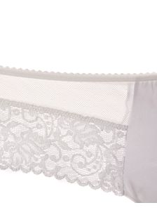 Елегантна бяла бразилиана 0732 детайлна снимка